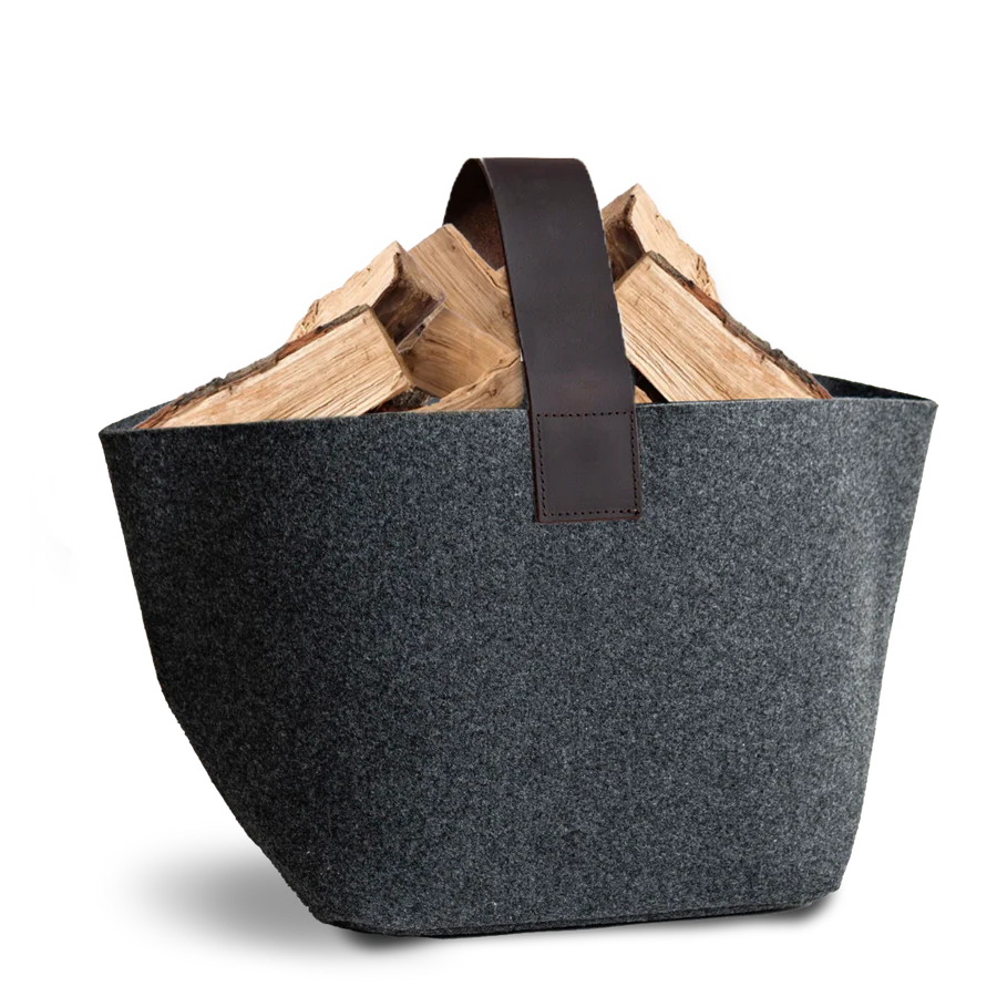 schwarzer Stoffkorb voller Feuerholz