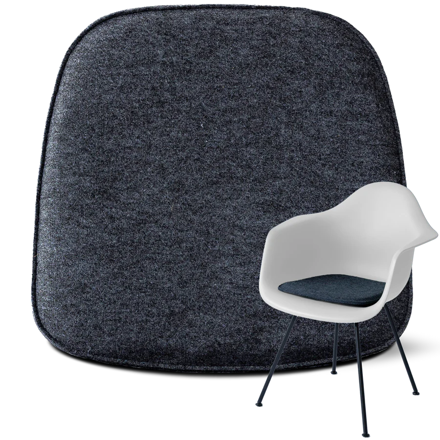 schwarzer Stoffsitzkissen von easy and green auf einem Stuhl