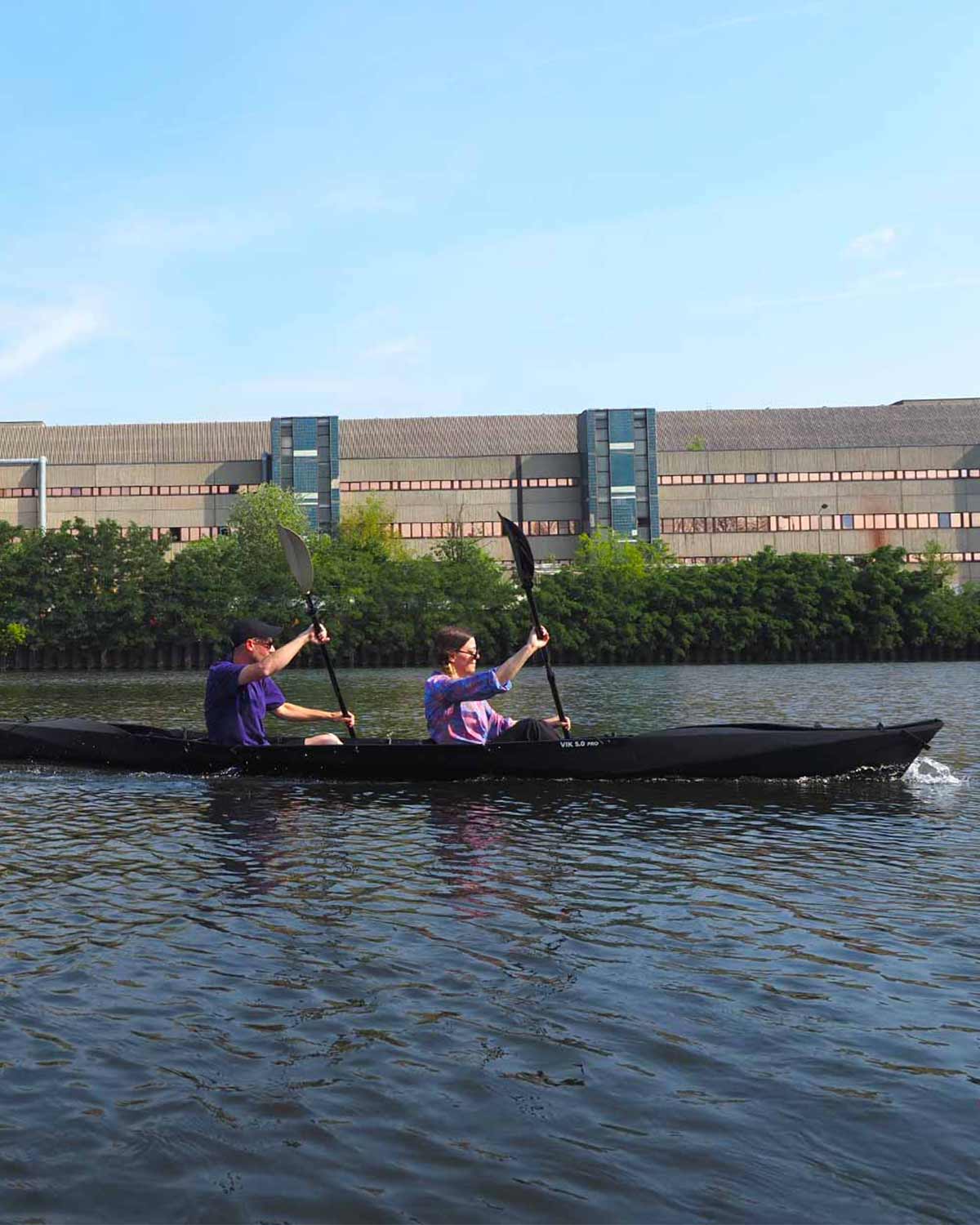 Paar fährt mit Kajak auf dem Fluss